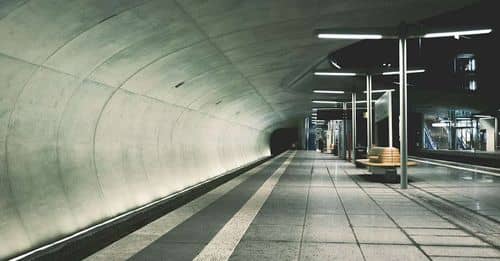 El Metro de Madrid convierte papeleras en estanterías para fomentar la lectura