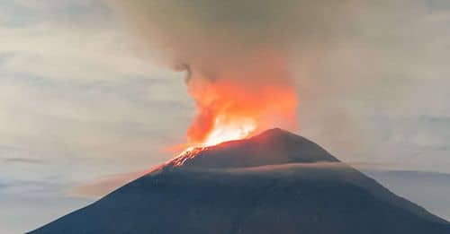 El Popocatépetl incrementa su actividad y emite ceniza y bombas de lava