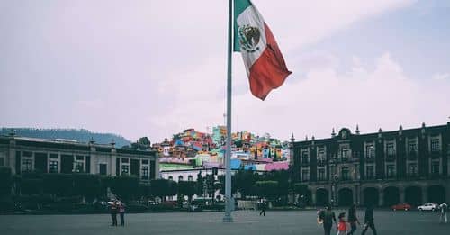 La bandera mexicana ondeará en el Zócalo capitalino para la Marcha por la Democracia