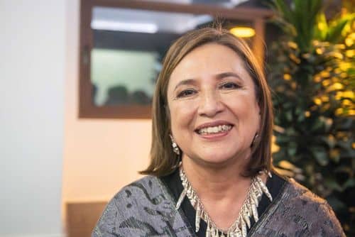 Xóchitl Gálvez baila con Flans en el AICM: "Las mil y una noches" resuenan en la campaña electoral